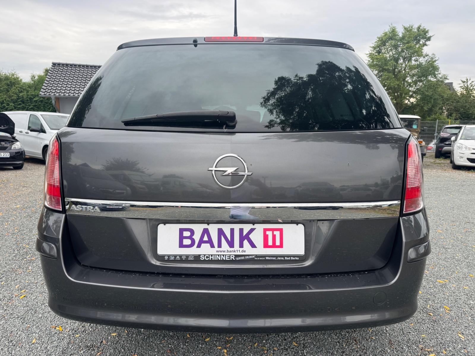 Opel Astra 2009 — photo 16