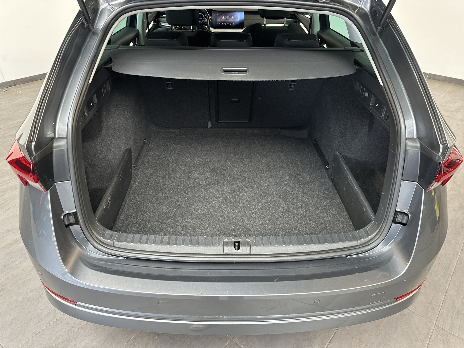 Fahrzeugabbildung SKODA Octavia Combi 2.0 TSI DSG 4x4 Style NAV+LED+AHK