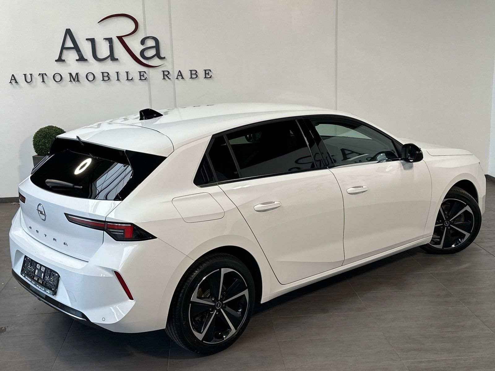Fahrzeugabbildung Opel Astra 1.5 D Automatik Business Elegance NAV+LED