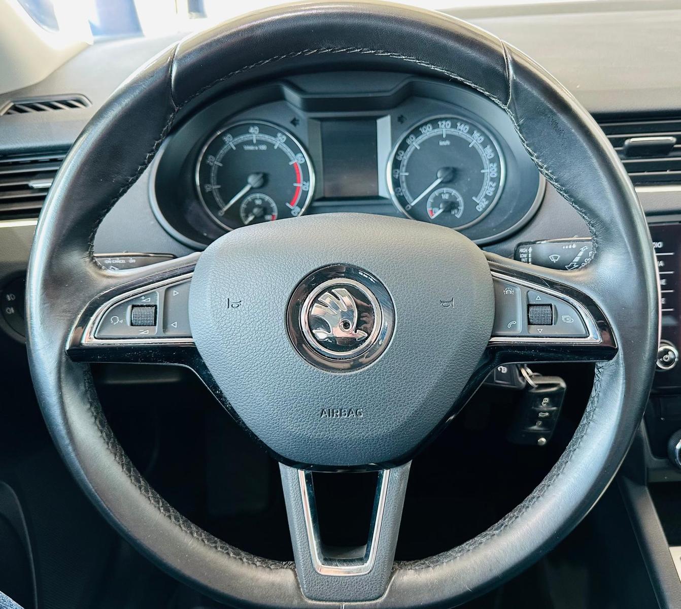 Skoda Octavia 1.5 TSI Ambition DSG SHZG PDC v+h CarPla