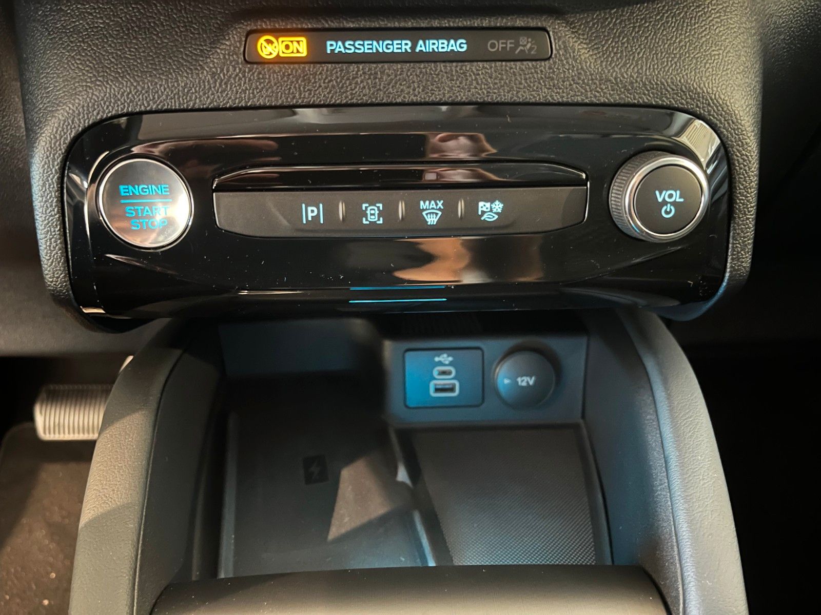 Fahrzeugabbildung Ford Kuga PHEV Titanium NAVI Kamera Winter Paket