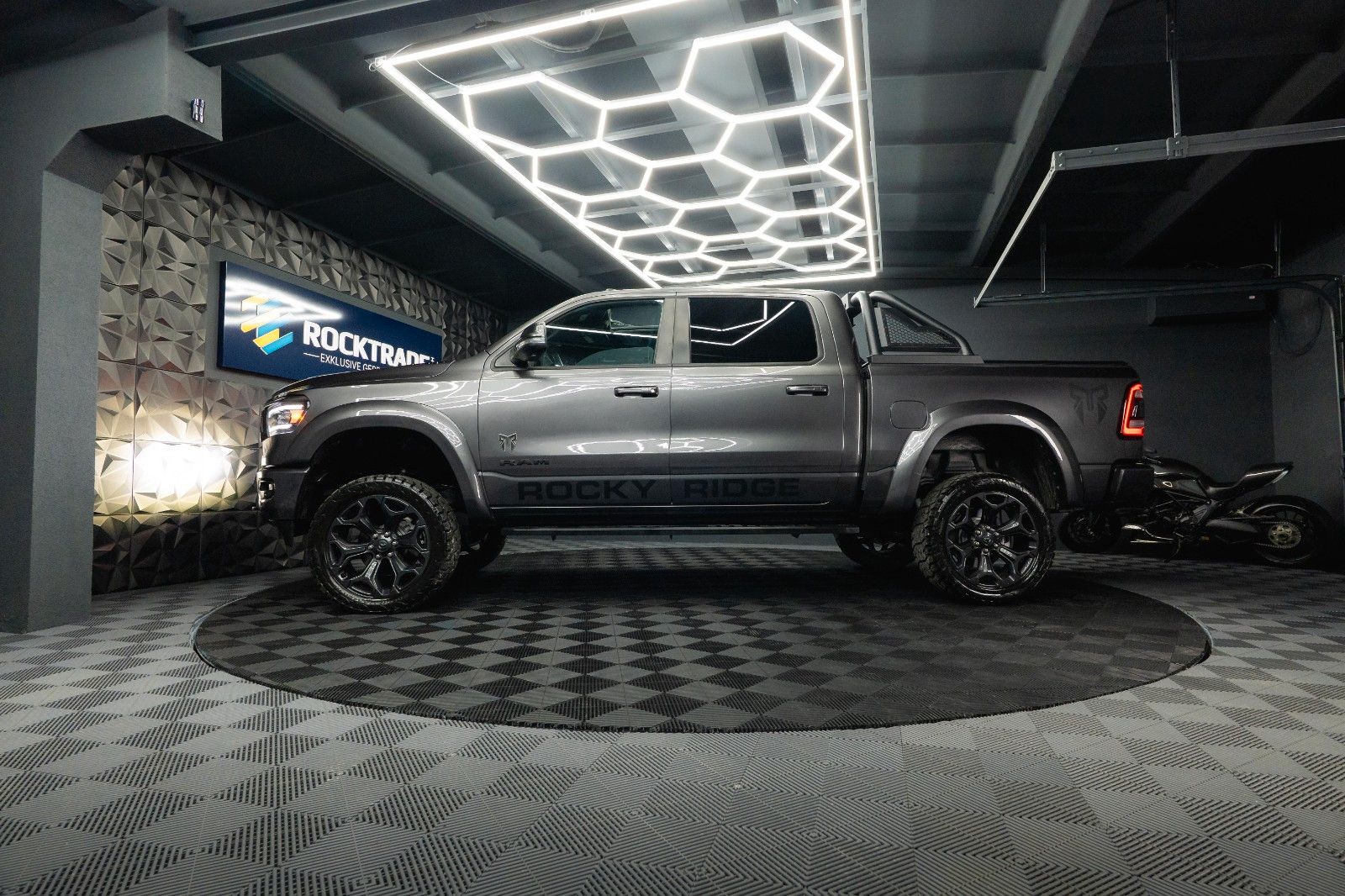 Fahrzeugabbildung Dodge RAM 5.7 V8 HEMI 4x4 ROCKY RIDGE OFFROAD Pano 19%