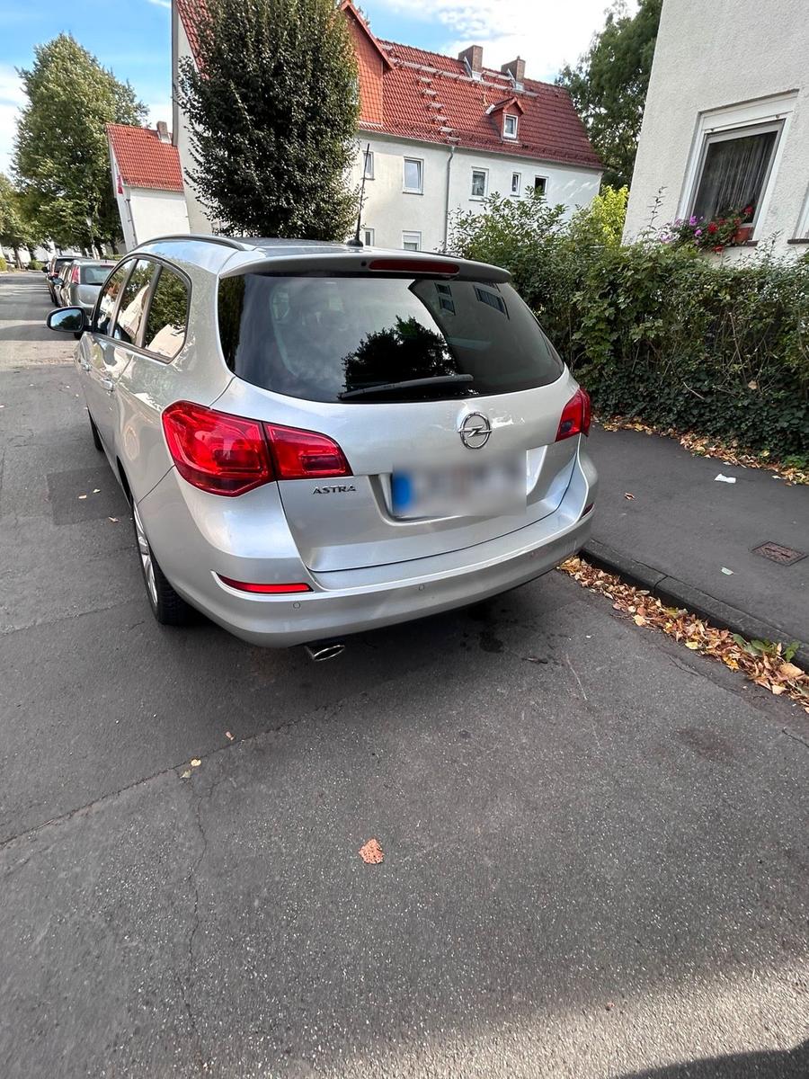 Opel Astra 2011 — engine 120 HP (88kW)