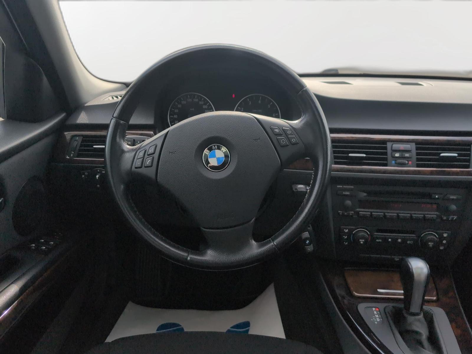 BMW 330xi Touring 258 ch 6 cylindres xDrive • Boîte auto • Toit pano • Xénon • Attelage