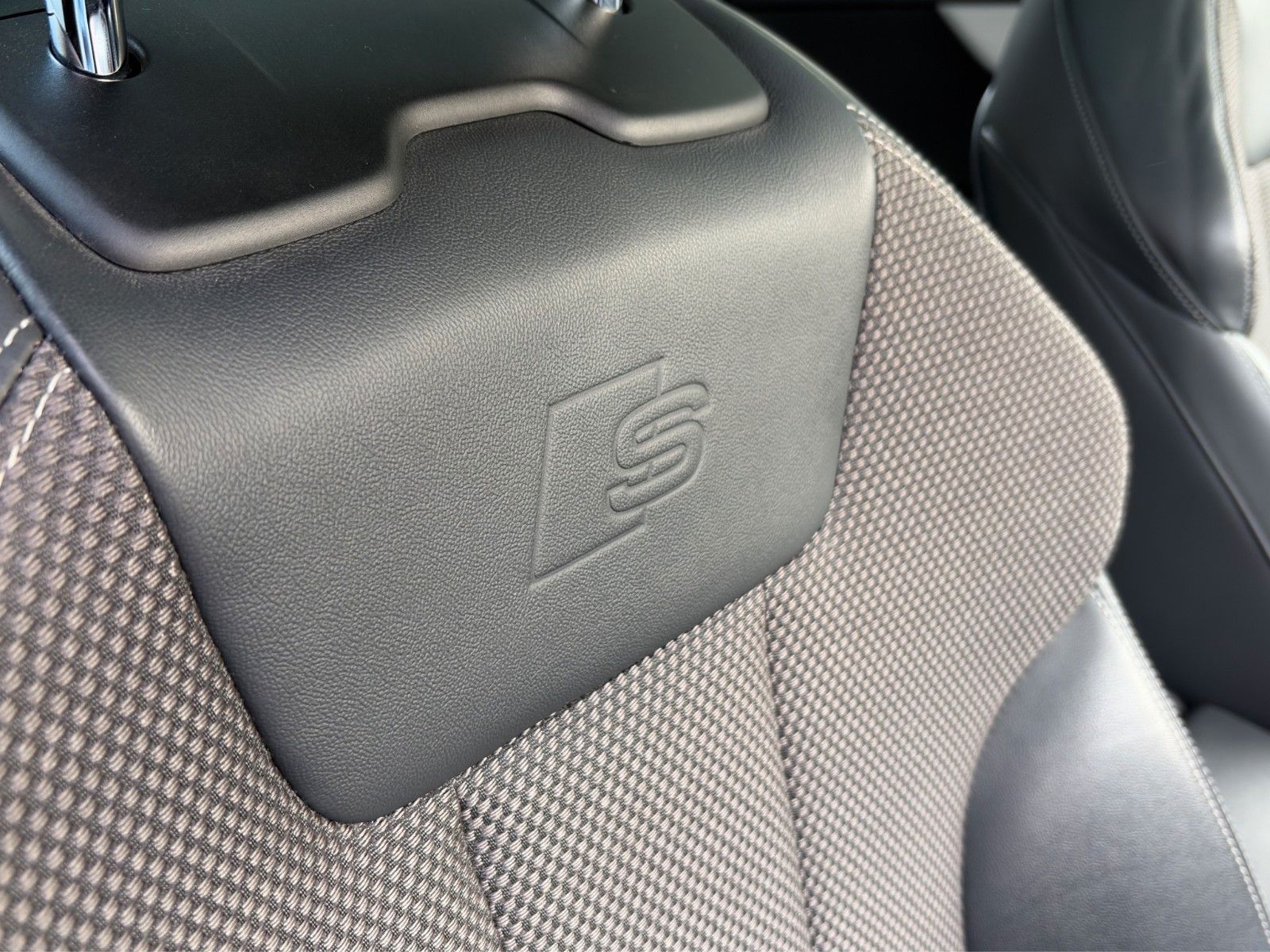 Fahrzeugabbildung Audi A4 Avant DSG quattro S Line*Pano*AHK*LED*SHZ*