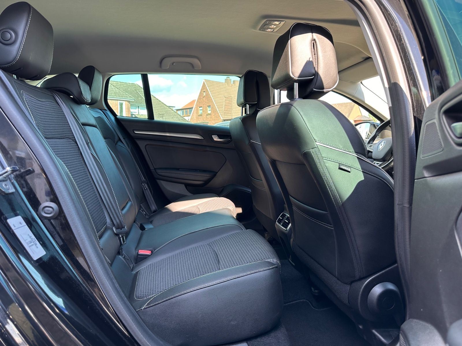 Fahrzeugabbildung Renault Megane Grandtour 1.7 dCi BOSE DCT ACC/Navi/LED