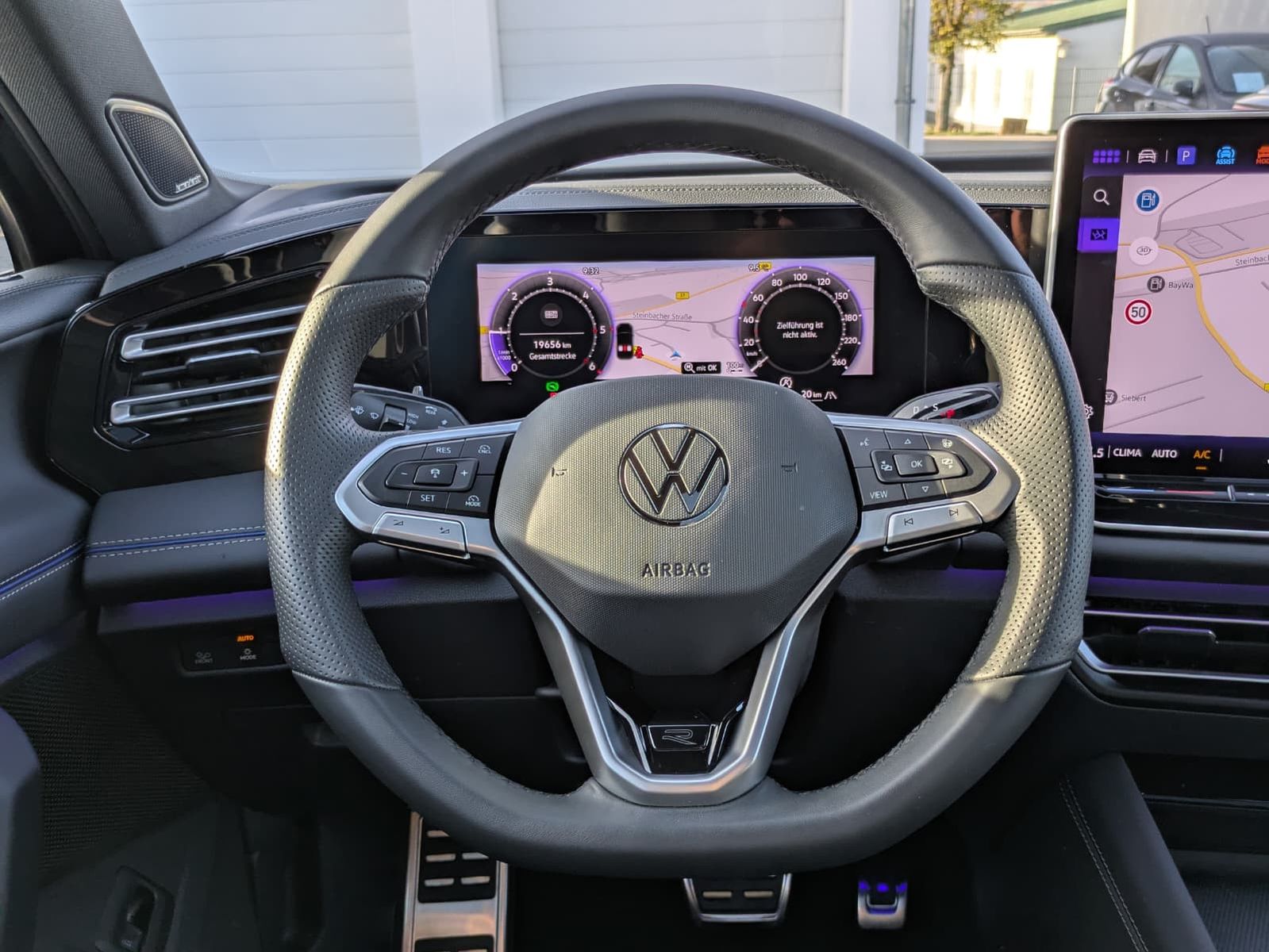 Fahrzeugabbildung Volkswagen Tiguan 2.0 TDI 4M R-Line PANO*H&K*AHK*MATRIX*20"