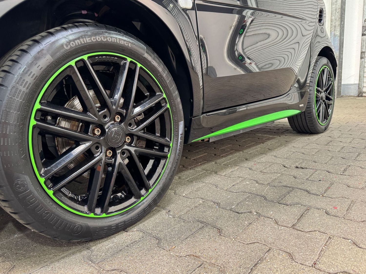 Fahrzeugabbildung Smart forTwo Brabus Edition Greenflash#Leder#Spur#JBL#