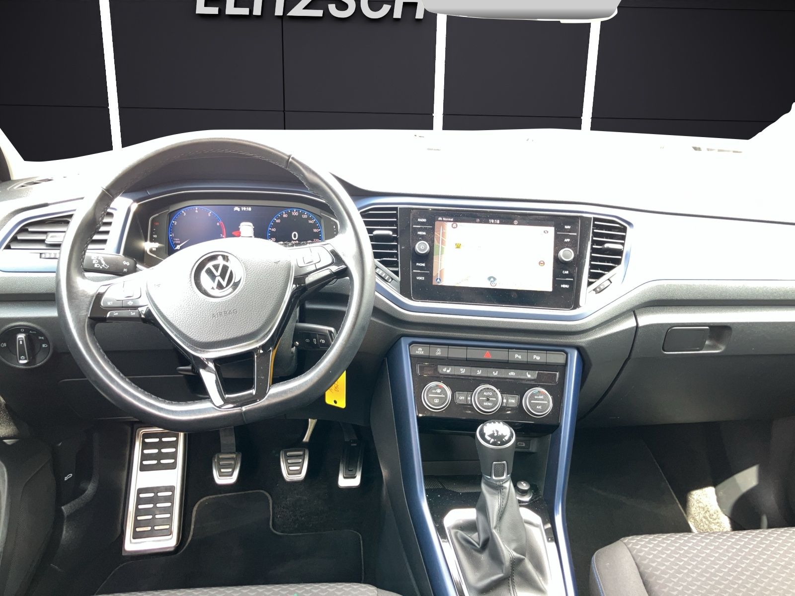 Fahrzeugabbildung Volkswagen T-Roc TSI United LED Navi AID ACC Park-Assist SH