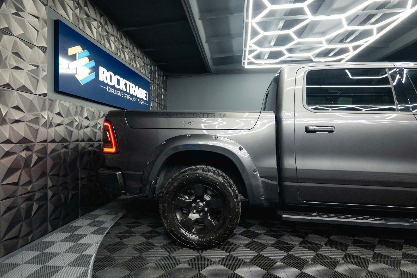 Fahrzeugabbildung Dodge RAM 5.7 V8 HEMI 4x4 NIGHT LARAMIE *RAM BOX*LED*