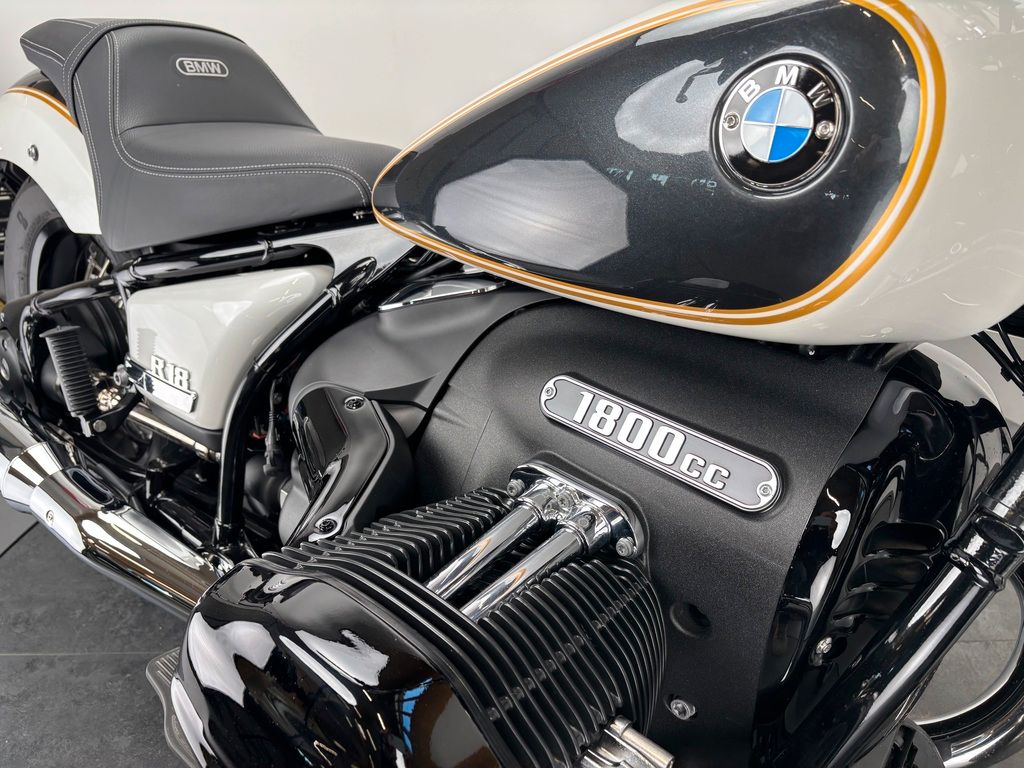 Fahrzeugabbildung BMW R18 *JEKILL&HYDE-AUSPUFF *BEACHBAR-LENKER