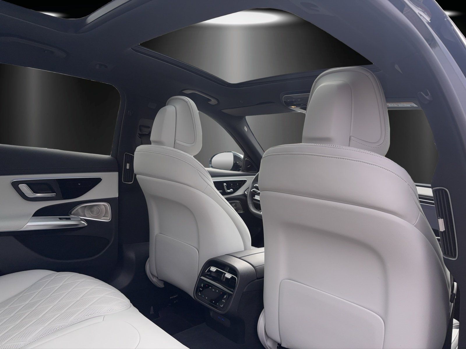 Fahrzeugabbildung Mercedes-Benz E300de 4M T AMG Prem+ AIRMATIC Hyper AHK Fahrasi