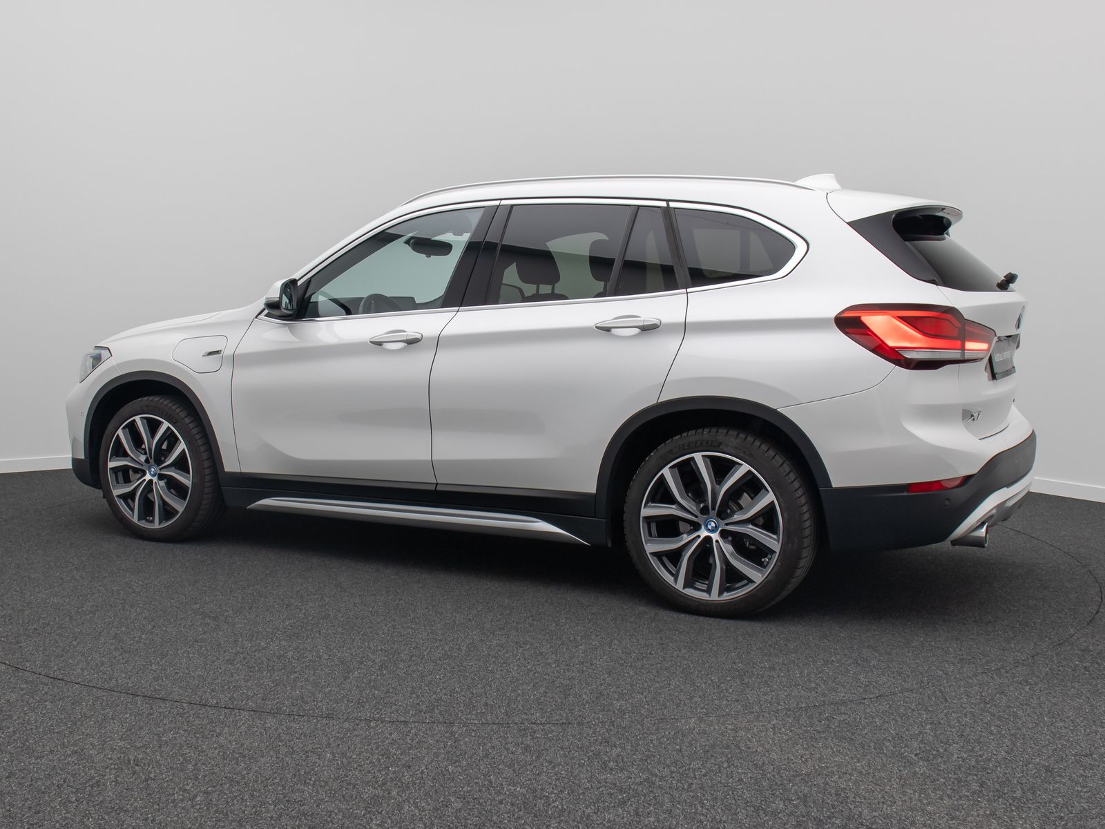Fahrzeugabbildung BMW X1 xD25e xLine HUD Navi+ HiFi DAB Kamera 19Zoll