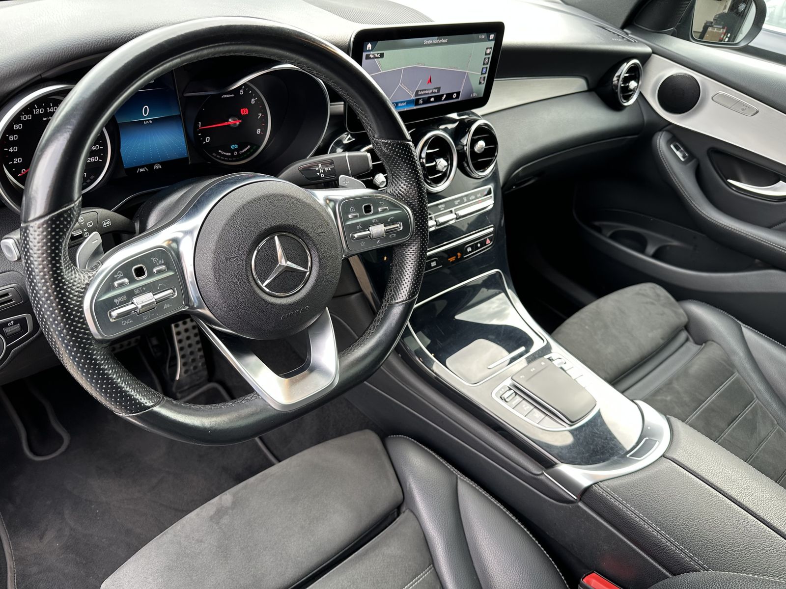 Fahrzeugabbildung Mercedes-Benz GLC 300e 4M AMG-Line NAV+LED+PANO+CARPLAY+20ZOLL