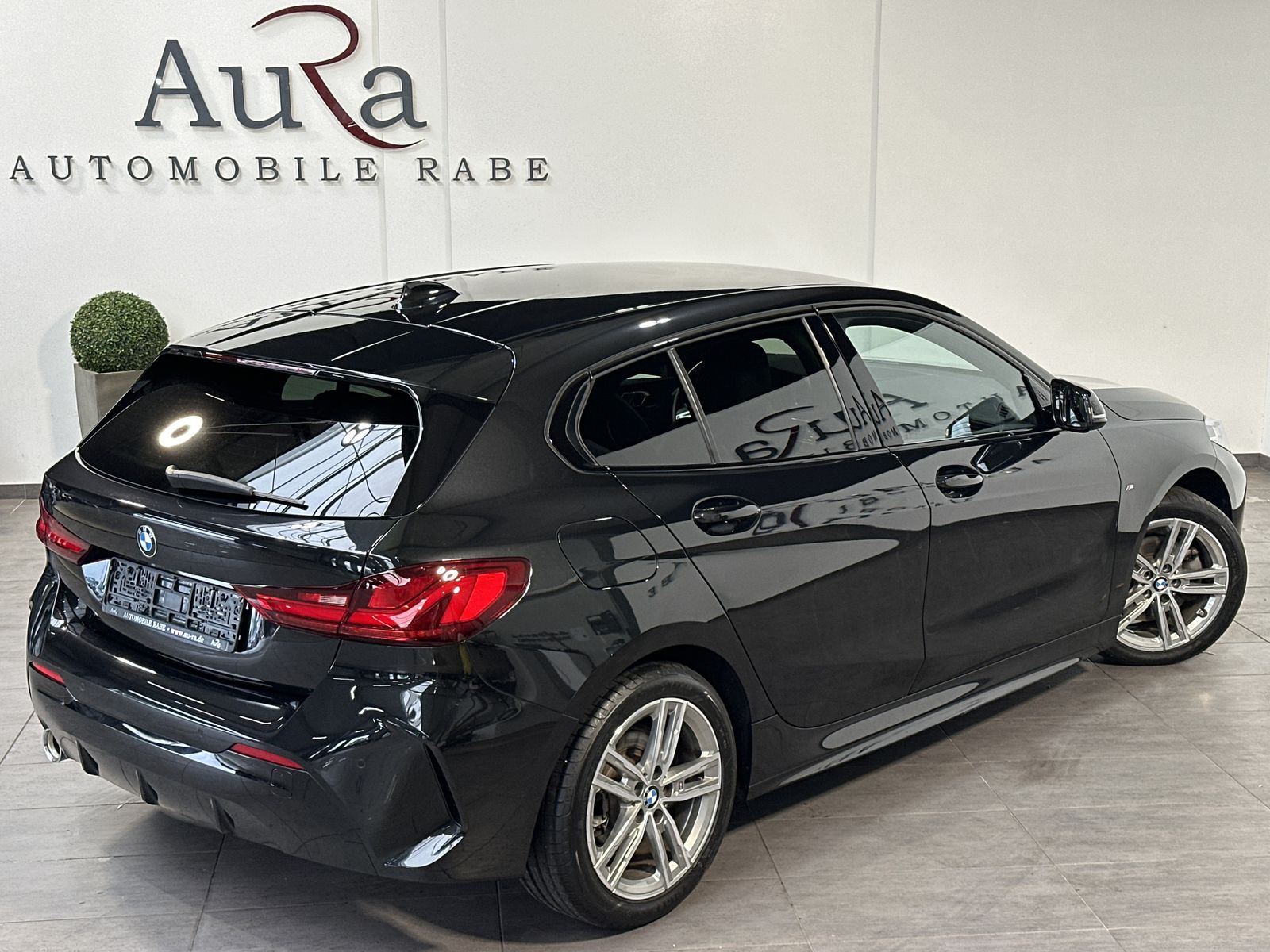 Fahrzeugabbildung BMW 118i 5-Türer M-Sport Aut. NAV+LED+HIFI+17ZOLL+PP