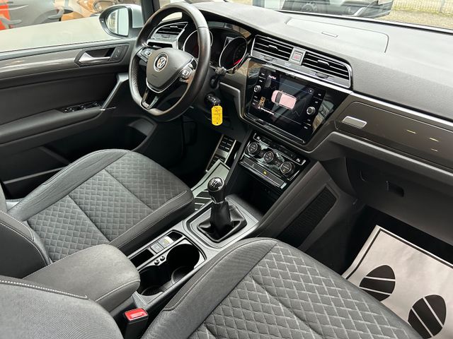 Fahrzeugabbildung Volkswagen Touran 1.6 TDI 7 Sitze+Navi+SHZ+BT+PDC+LM+