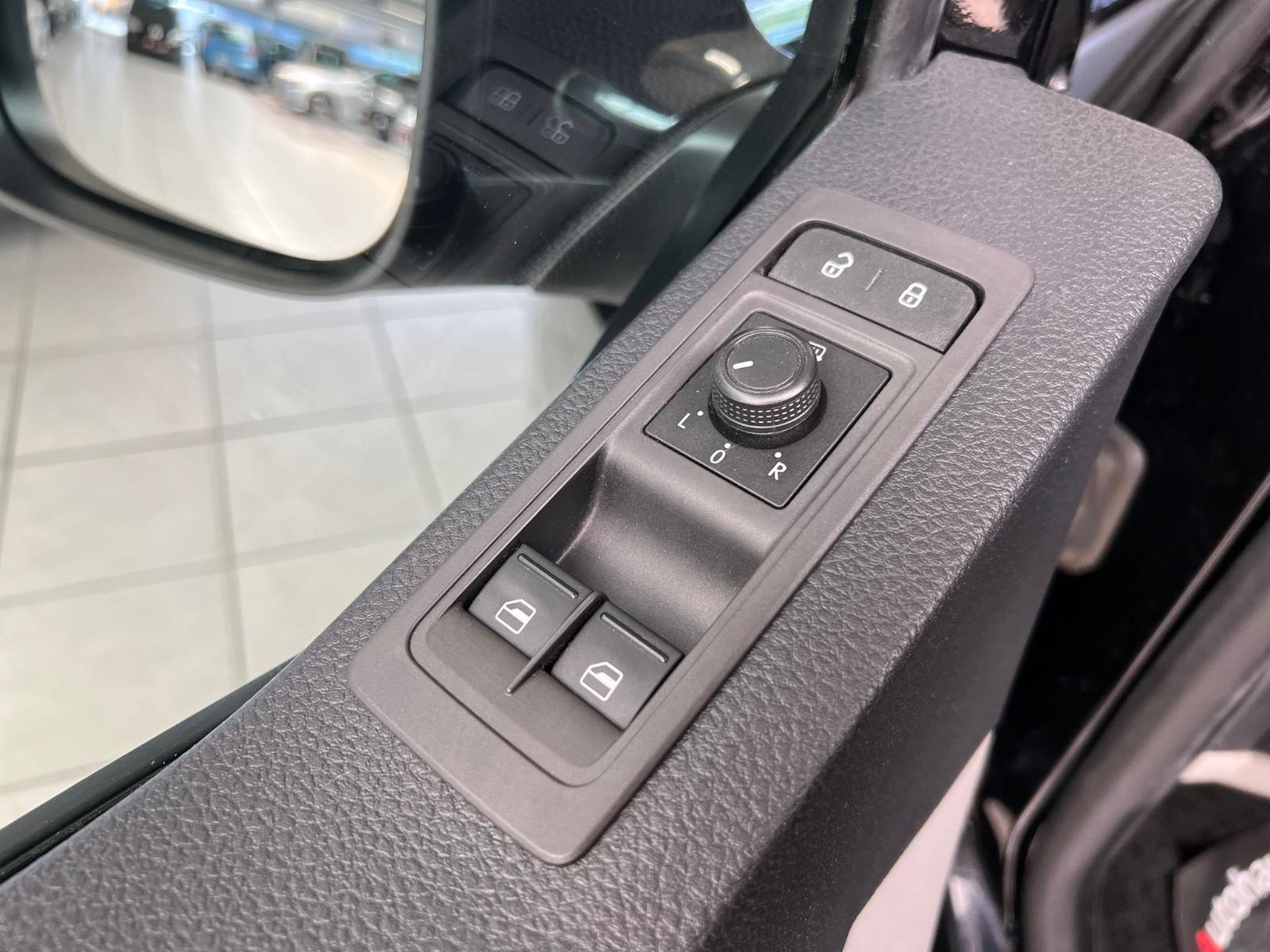 Volkswagen T6 Transporter 2,0 TDI 6xSitzer/Navi/Klima/AHK