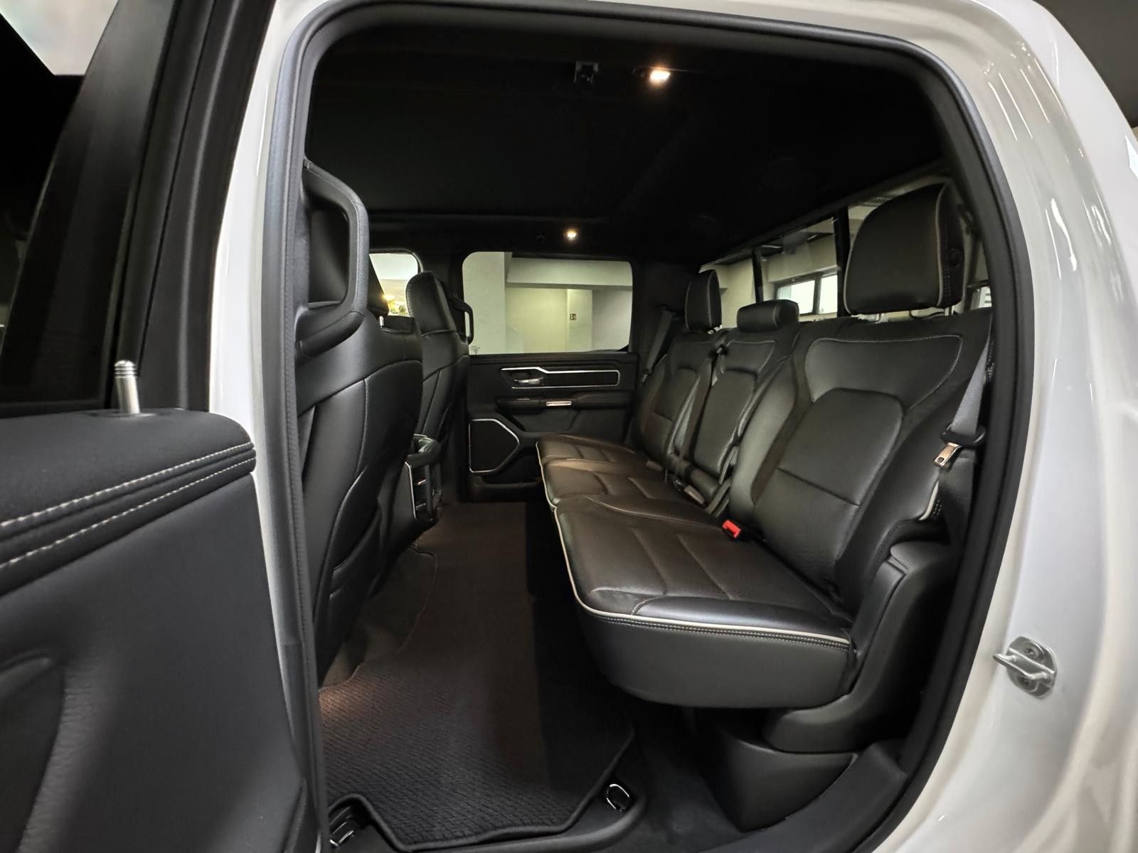 Fahrzeugabbildung Dodge LARAMIE CREW CAB SPORT  12" LUFTF. 22"  HEMI 4x4