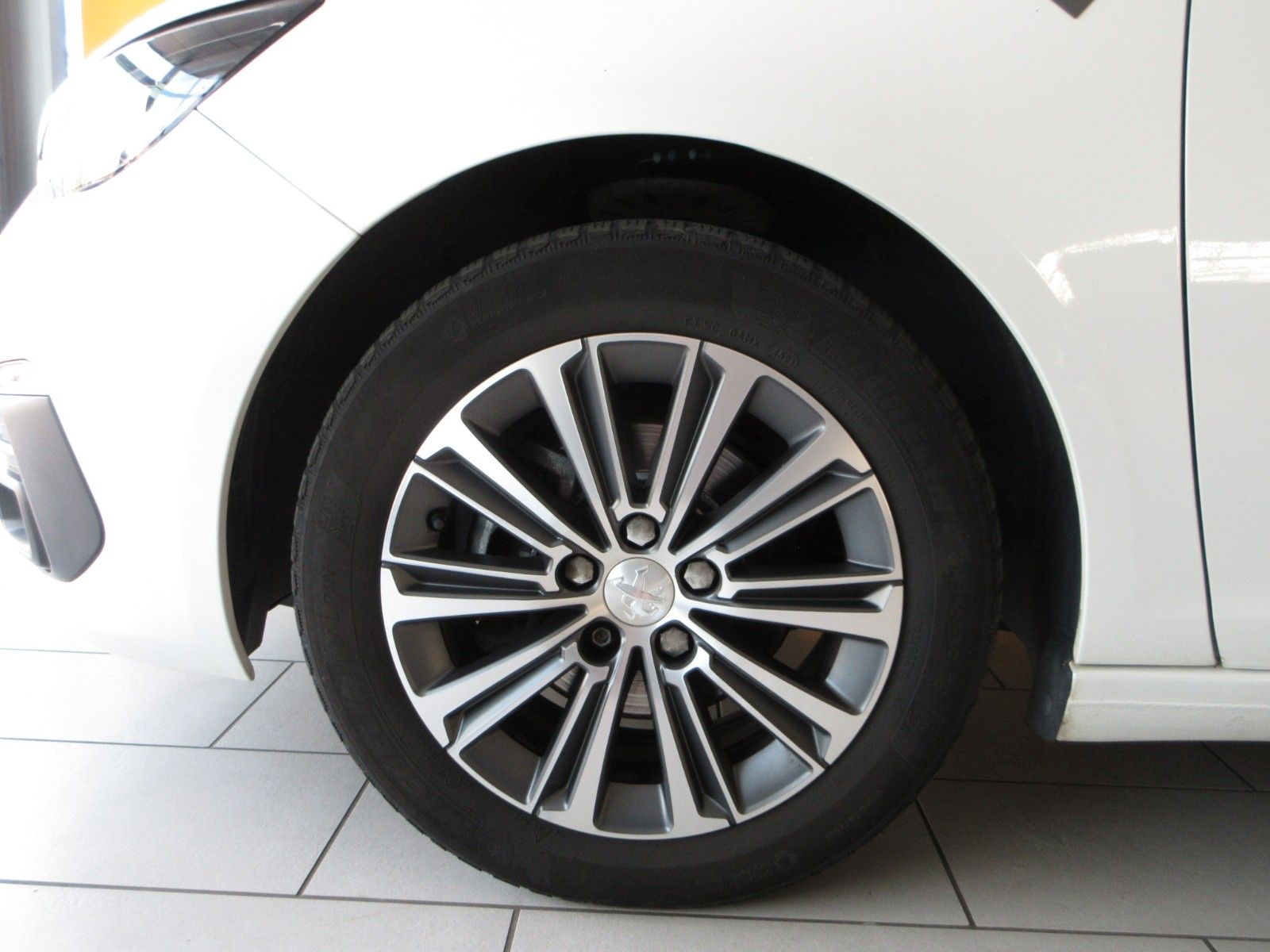 Fahrzeugabbildung Peugeot 308 Allure 1.2T LED/NAVI/R´CAM/PDC/VIRTUAL