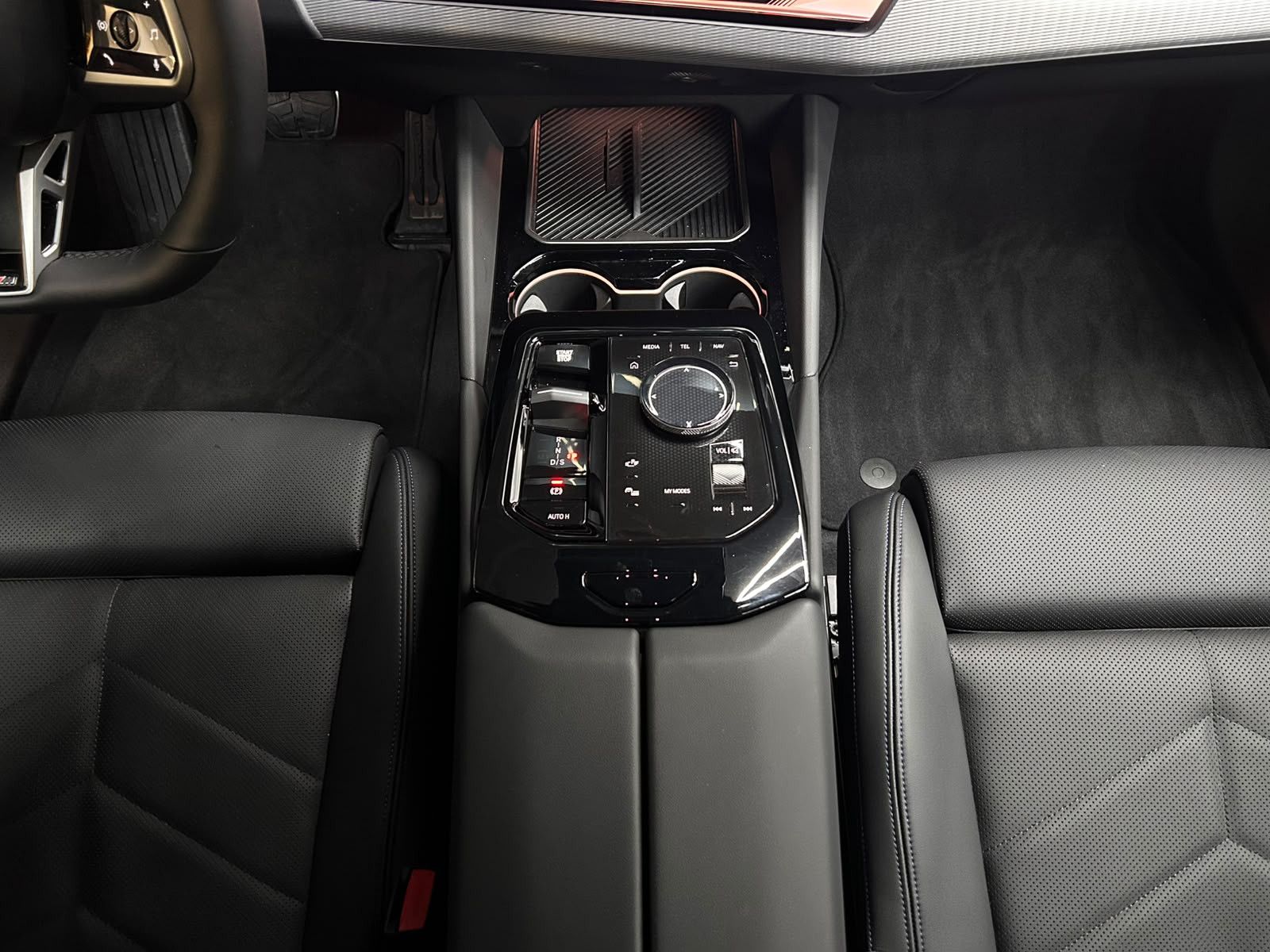 Fahrzeugabbildung BMW 520 T Sport Aut M PAKET+SCHADO+HEAD+H&K+360+AHK+