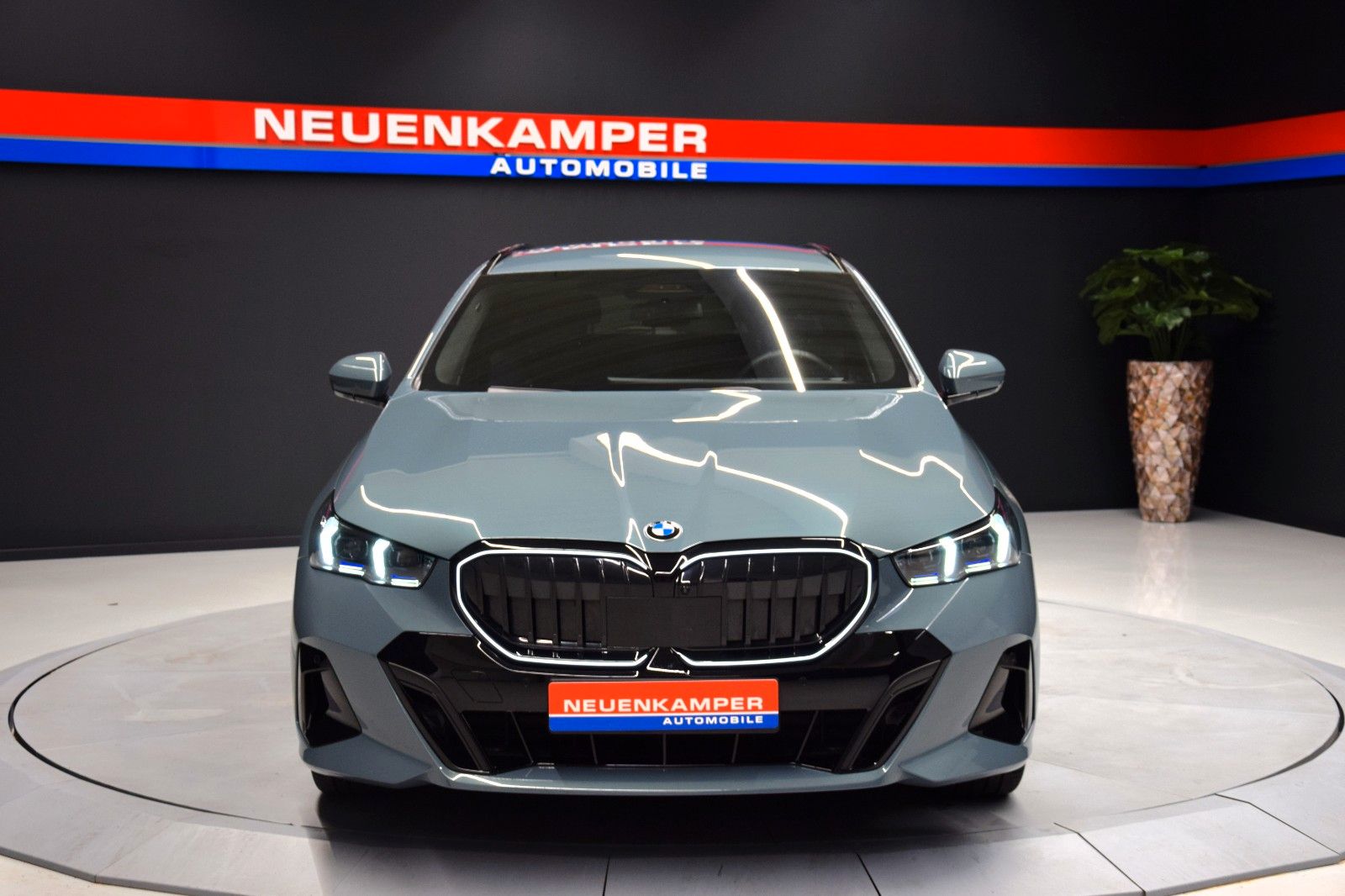 Fahrzeugabbildung BMW 520d xDrive Tour M Sport Pro Iconic Glow Stndhzg