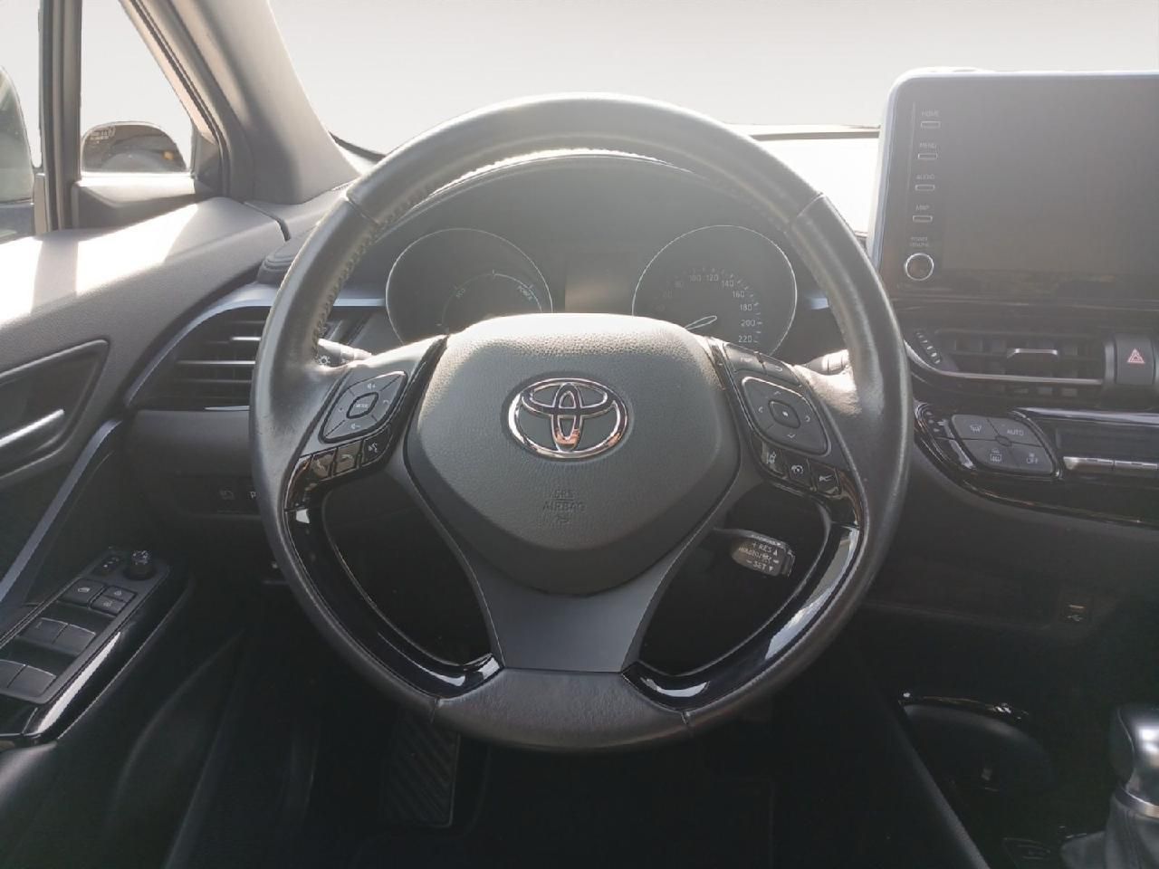 Fahrzeugabbildung Toyota C-HR Hybrid Team D