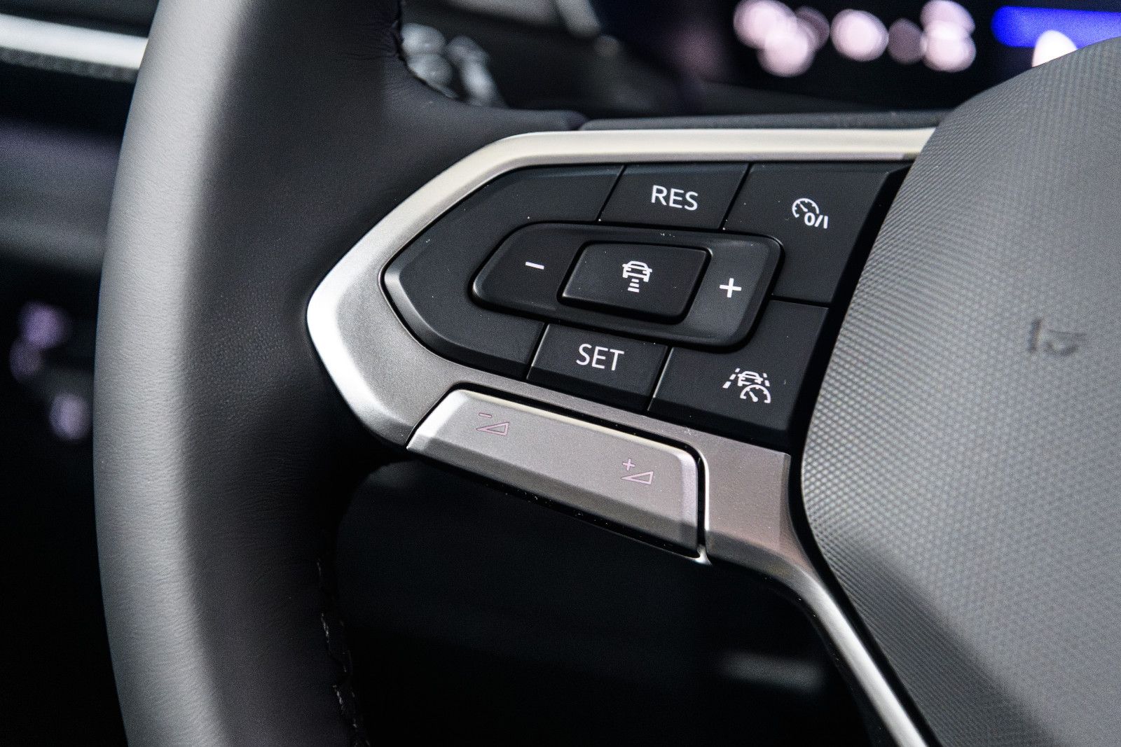 Fahrzeugabbildung Volkswagen T-Cross 1.0 TSI R-Line+DSG+Kamera+AHK+GJ-Reifen