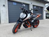 KTM Duke 125 (2023) | neuwertig mit viel Zubehör - KTM Motorräder in Freiburg