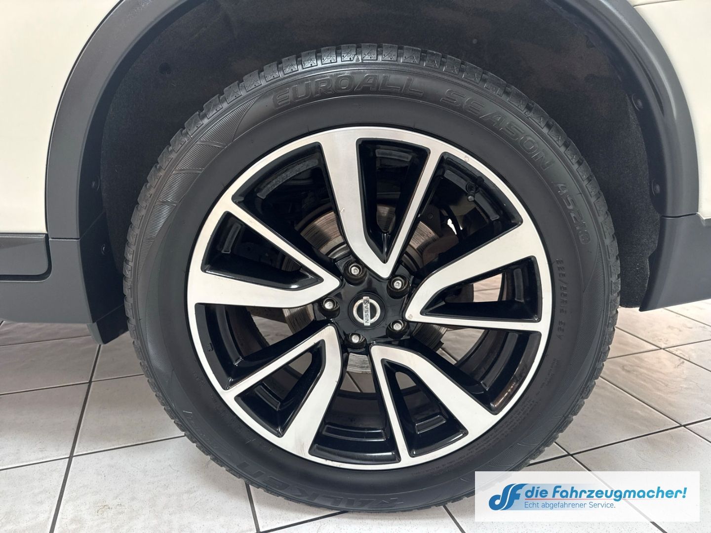 Fahrzeugabbildung Nissan X-Trail Tekna 4x4 2.0 dCi Panorama Navi Soundsys