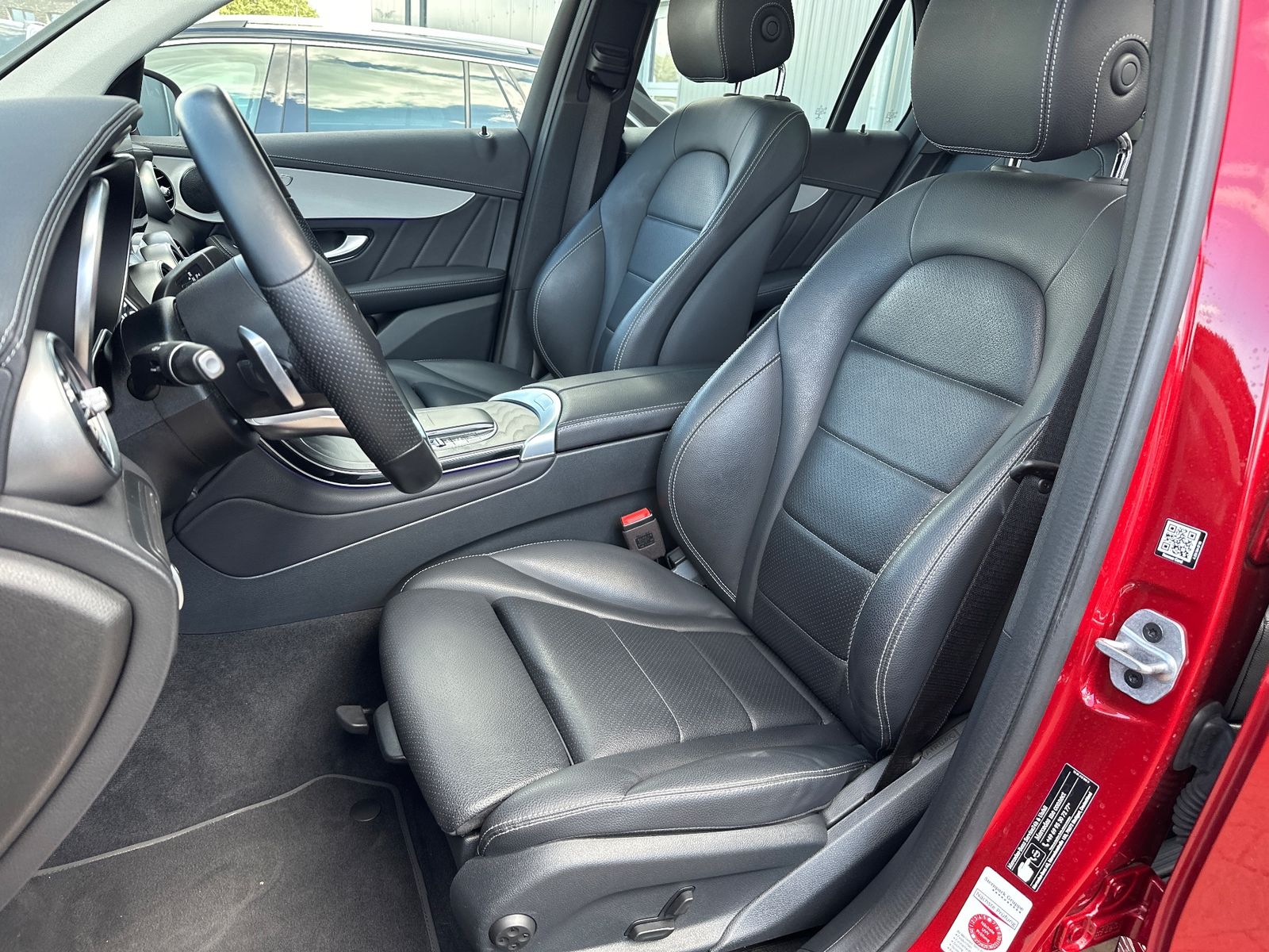 Fahrzeugabbildung Mercedes-Benz GLC 300de AMG-Line 4MATIC NAV+LED+AHK+KAM