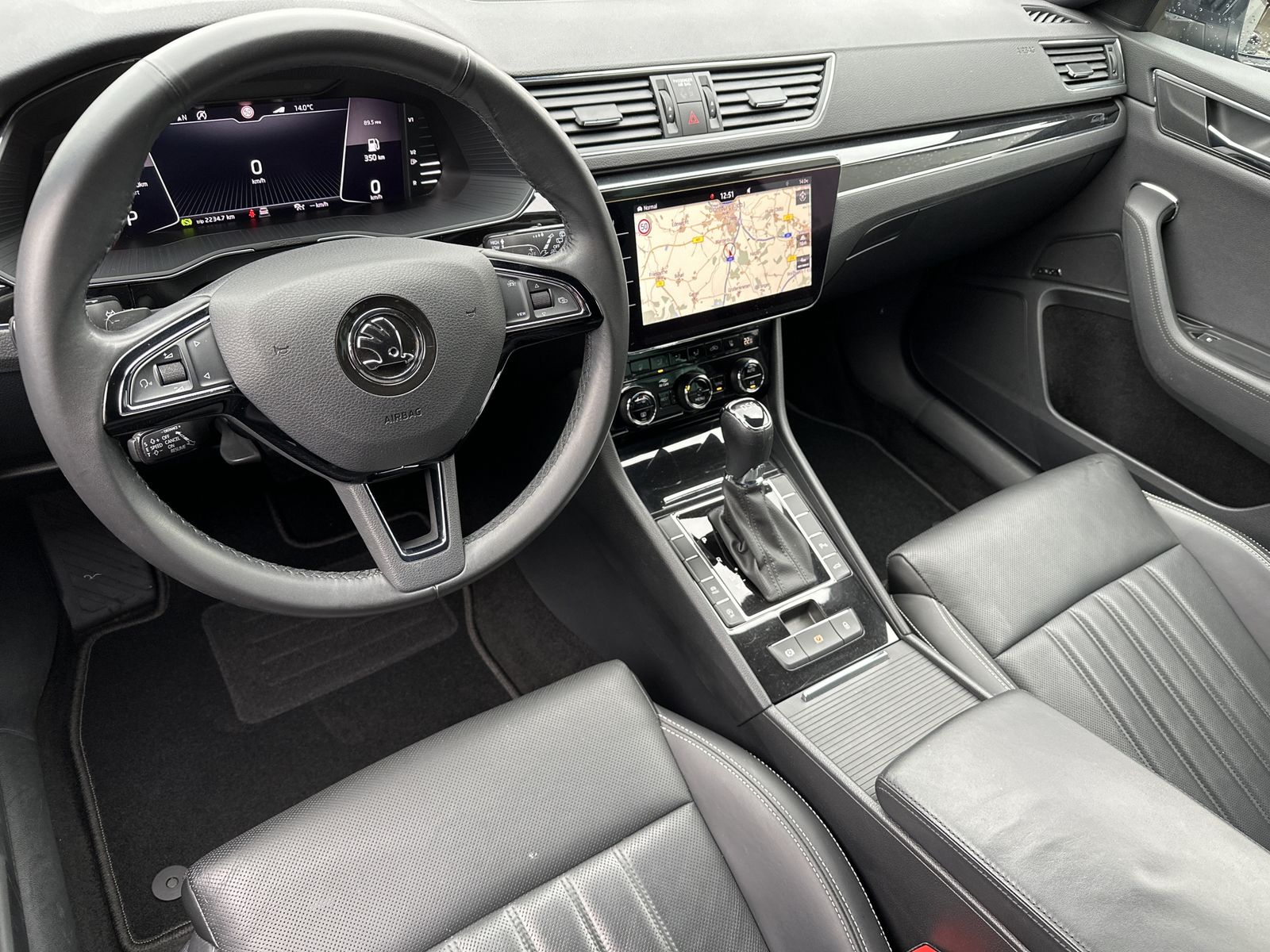Fahrzeugabbildung SKODA Superb Combi 2.0 TDI DSG L&K NAV+LED+KAM+ACC+VC