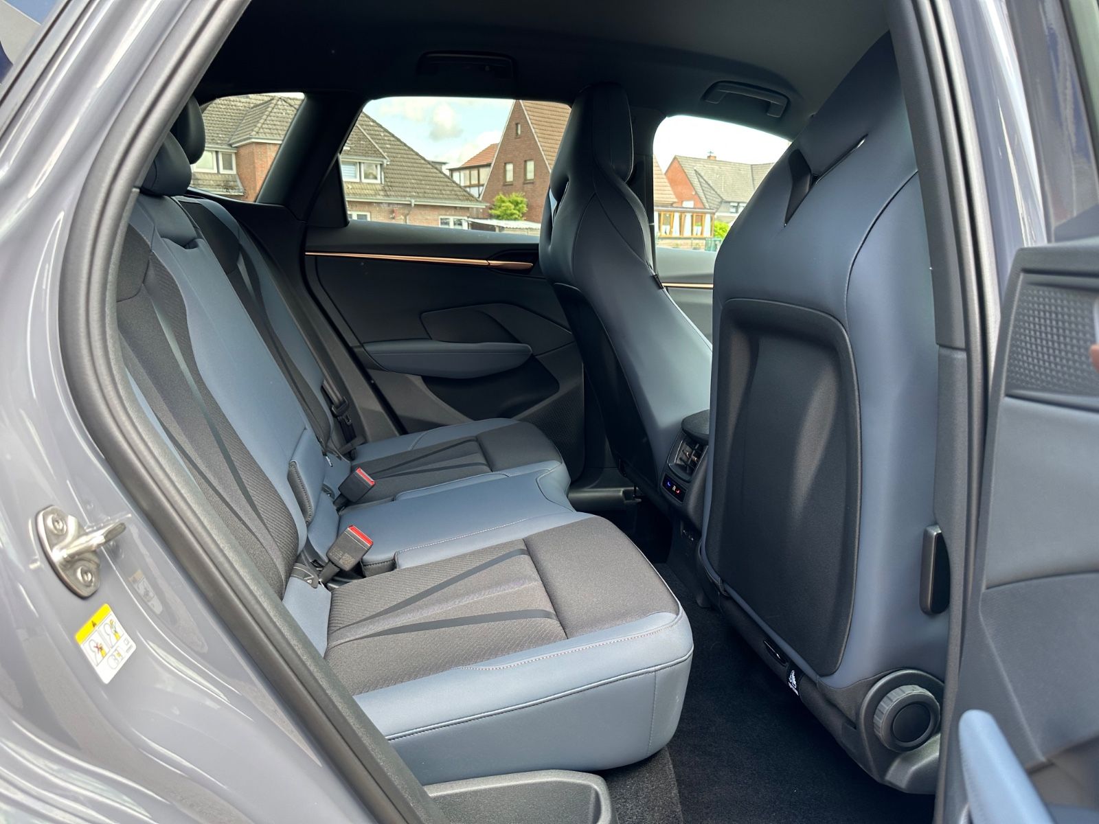 Fahrzeugabbildung CUPRA Terramar 1.5 eTSI DSG AHK/Navi/LED/ACC/18"