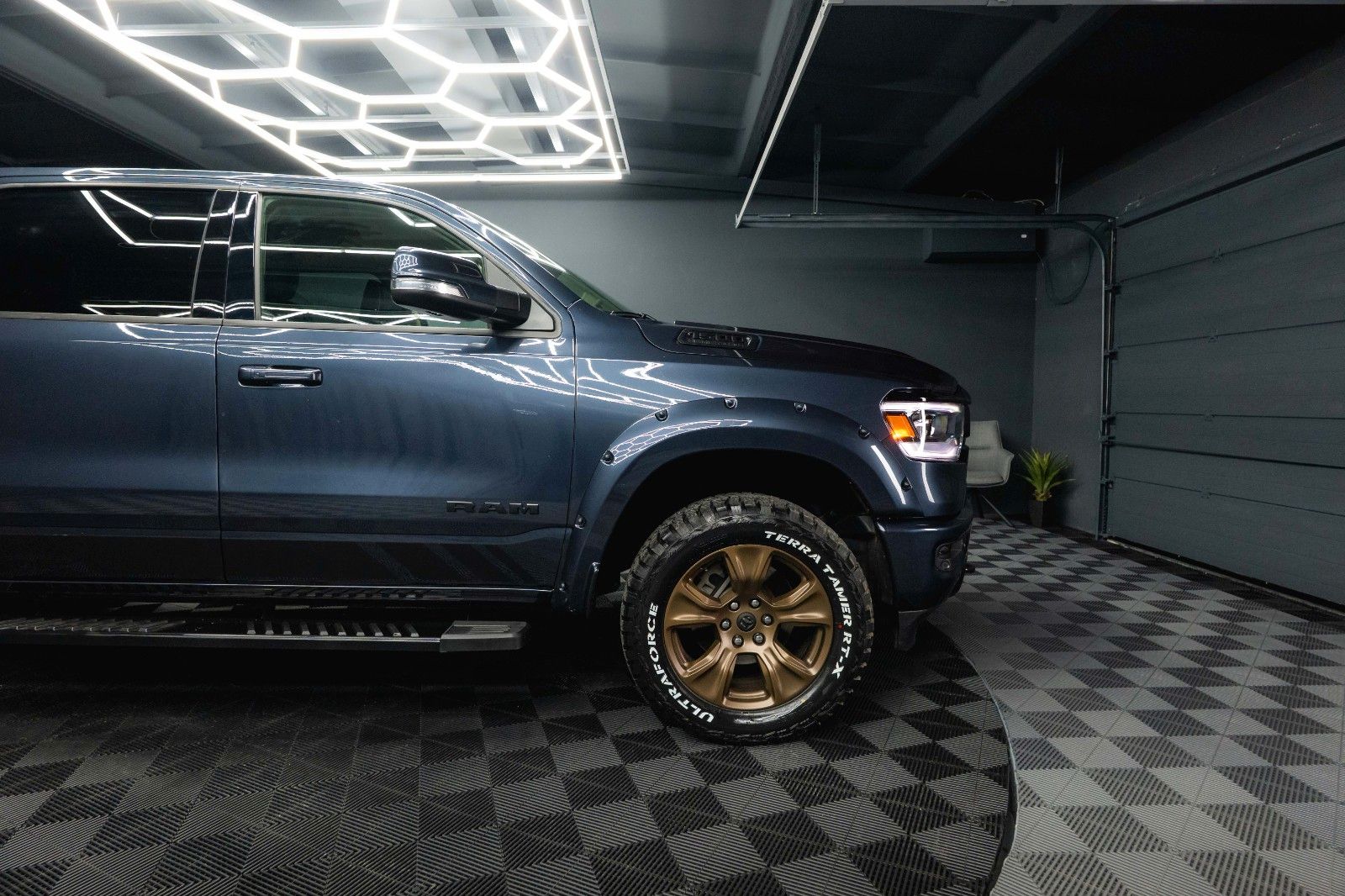 Fahrzeugabbildung Dodge RAM 5.7 V8 HEMI 4x4 Offroad LARAMIE Night 19%