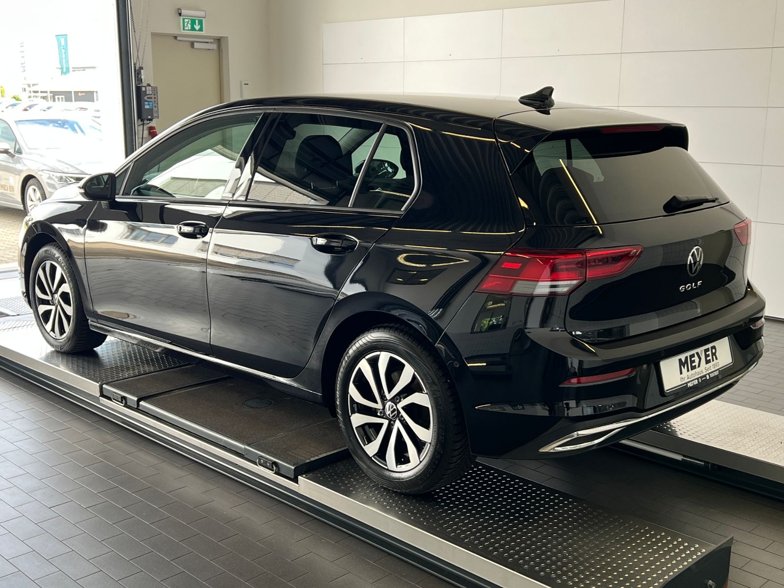 Fahrzeugabbildung Volkswagen Golf VIII Active 1.5 TSI OPF *Garantie, IQ-Drive