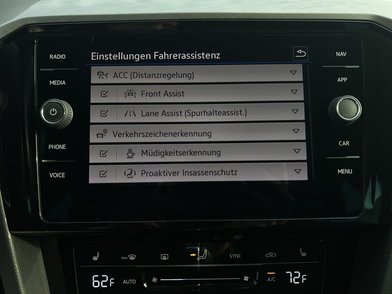 Fahrzeugabbildung Volkswagen Passat Variant Business TDI DSG LED ACC SHZ Rear