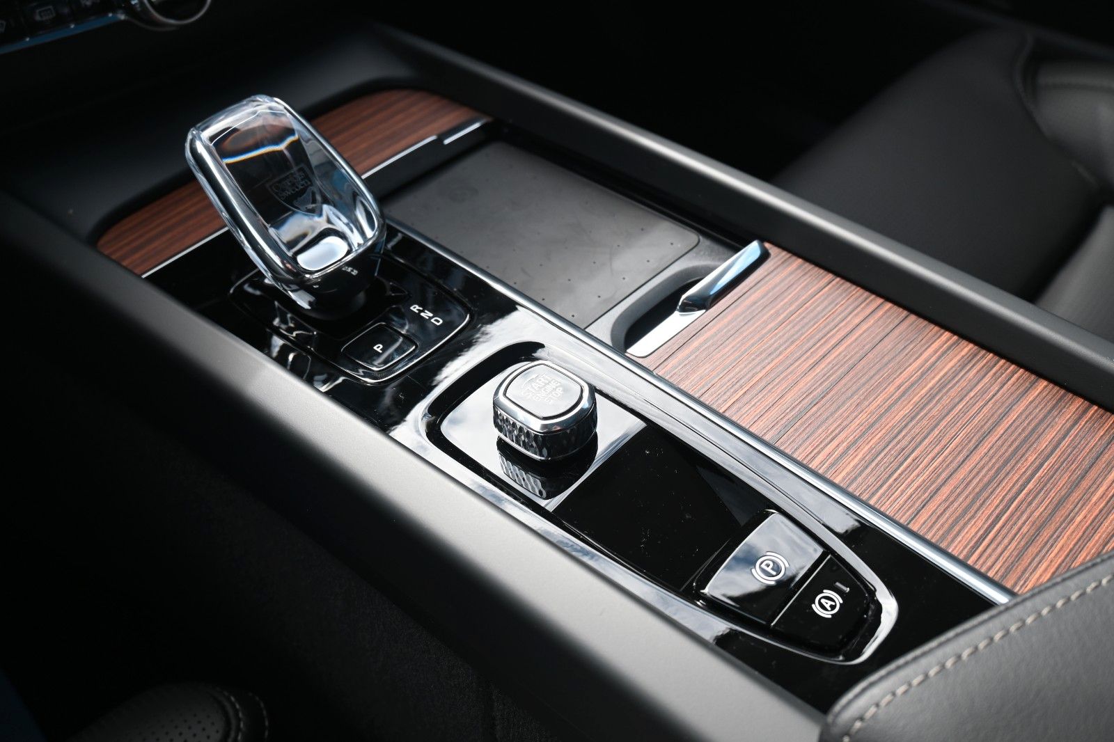 Fahrzeugabbildung Volvo XC60 B4 D AWD Ultimate Dark*STDHZG*LUFT*360°*ACC