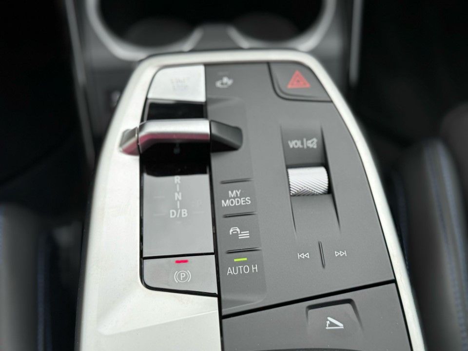 Fahrzeugabbildung BMW iX1 eDrive20 M Sport Premium Winterkomplettr