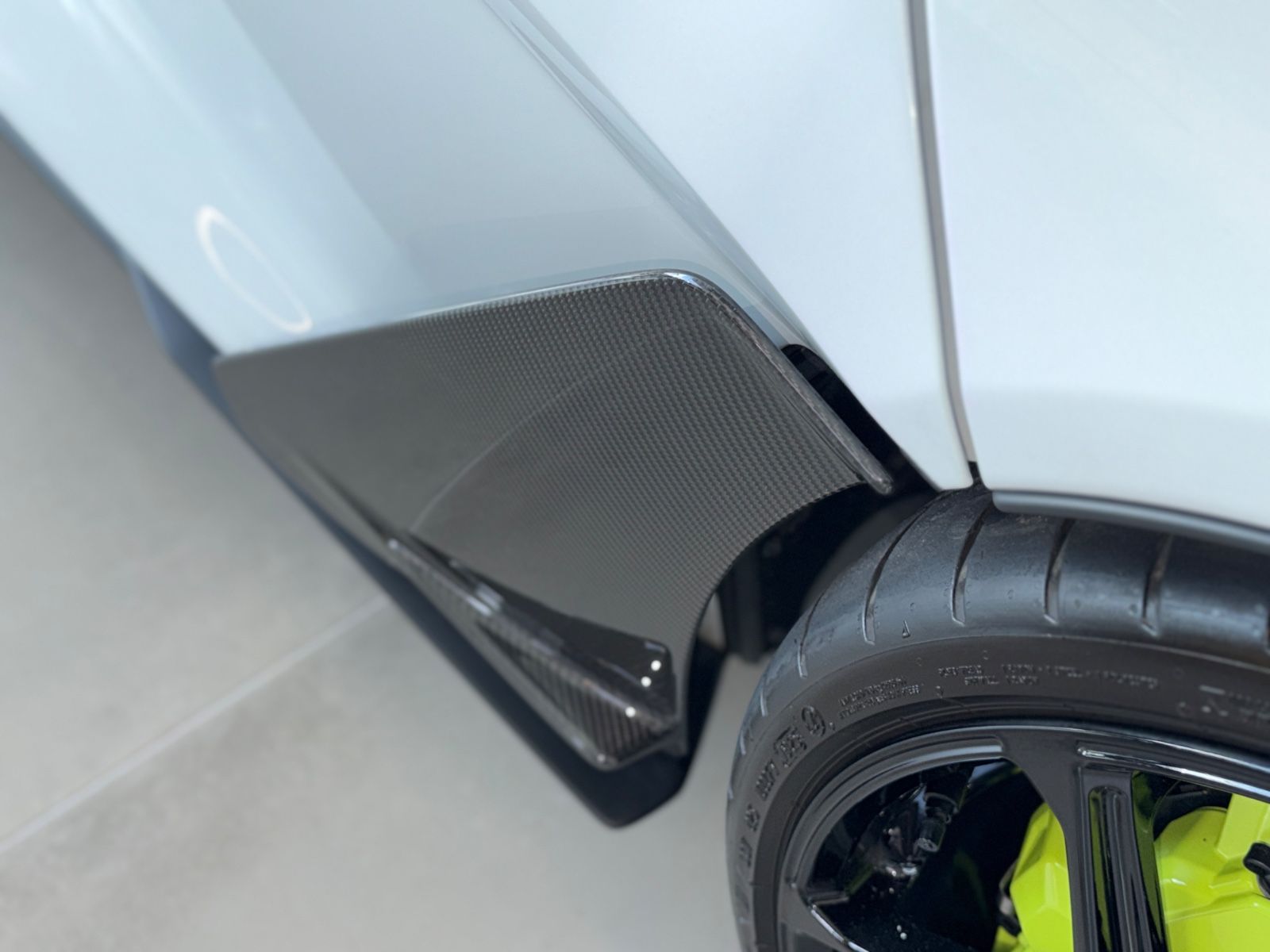 Revuelto V12 Full Carbon Lift Sonus