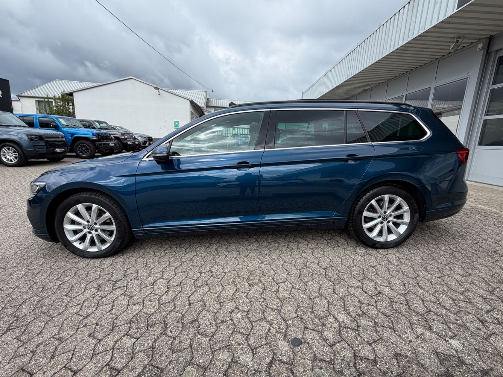 Fahrzeugabbildung Volkswagen Passat Business/AHK/Pano/LED/R-Cam/CarPlay/NAVI