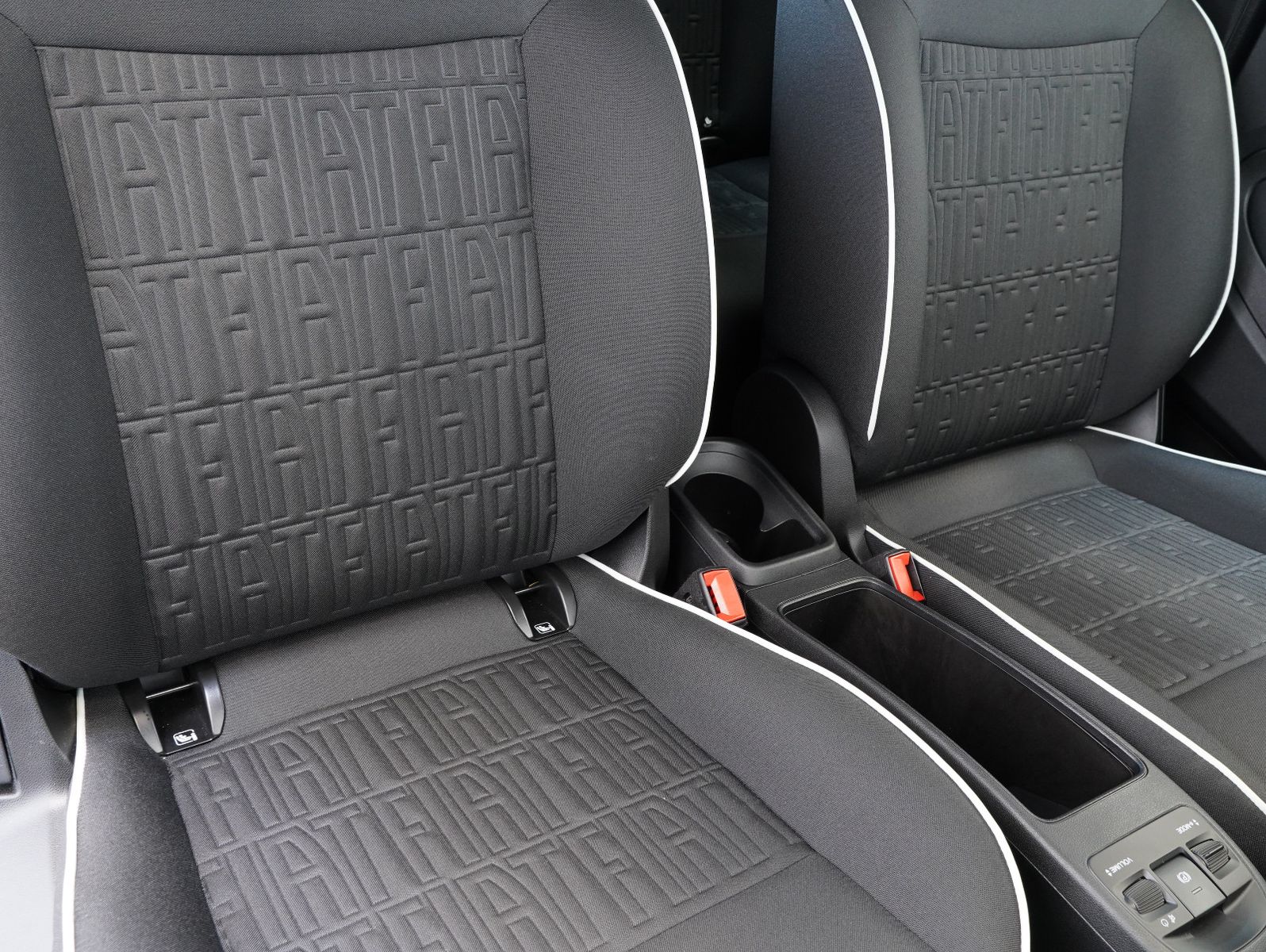 Fahrzeugabbildung Fiat 500e 87KW/42kWh/DC-LADEN/CARPLAY/DAB/SOH