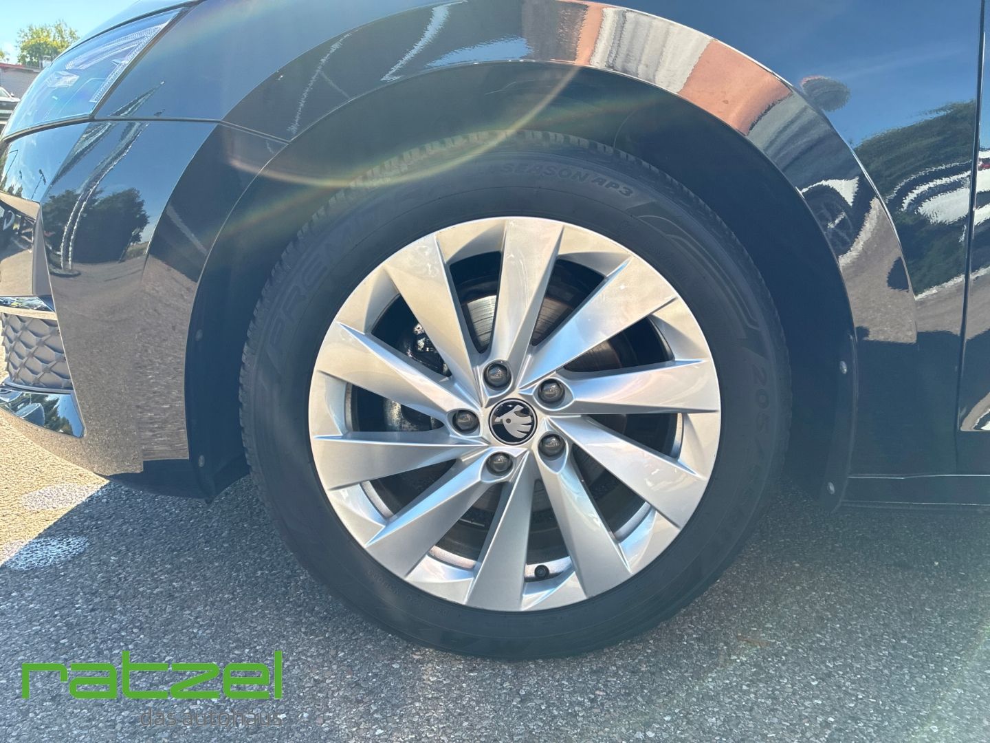 Fahrzeugabbildung SKODA Octavia Combi Selection 2.0 TDI HUD Navi Digital