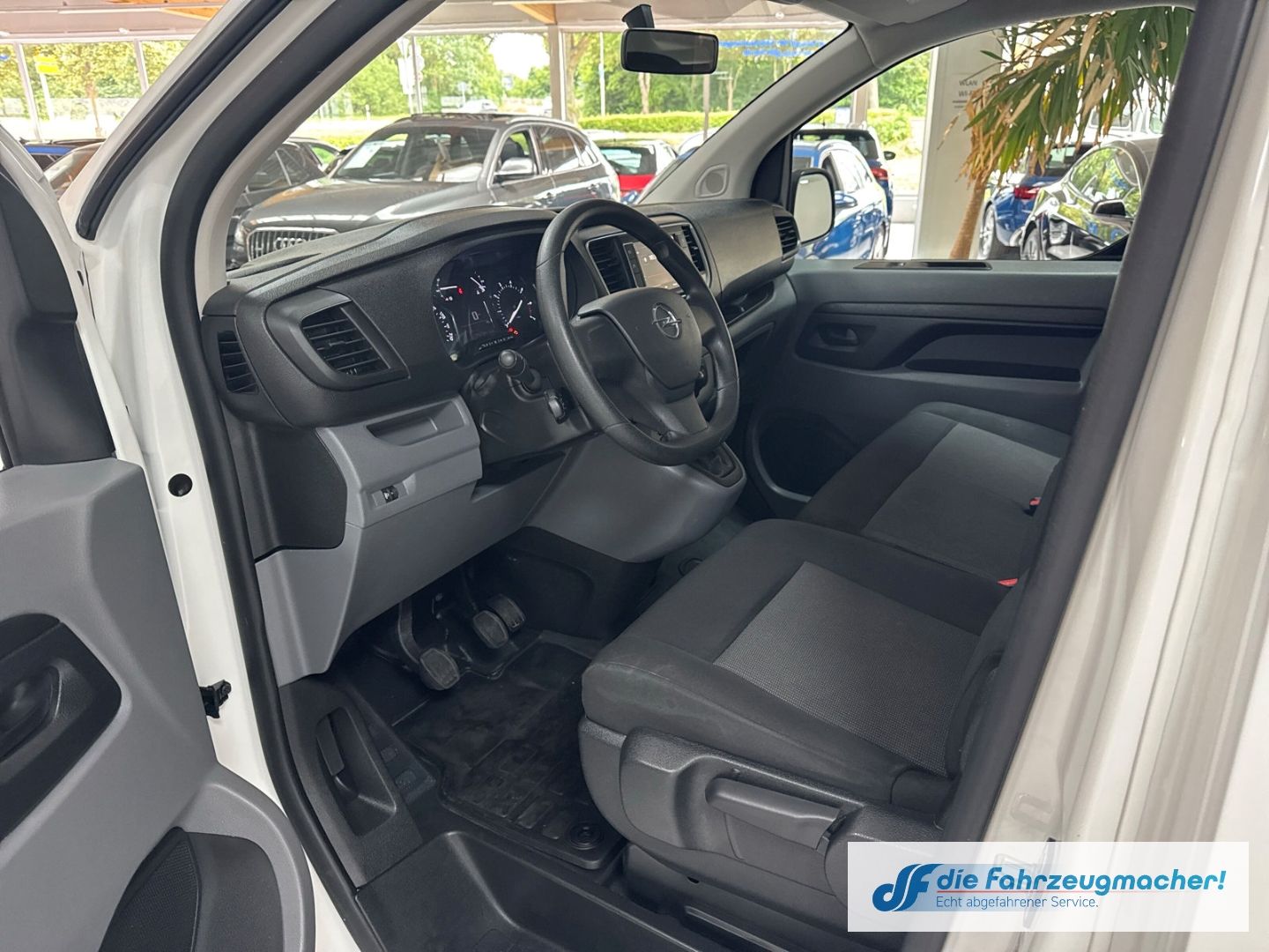 Fahrzeugabbildung Opel Vivaro Kombi L 1.5 D EU6d Apple CarPlay Android
