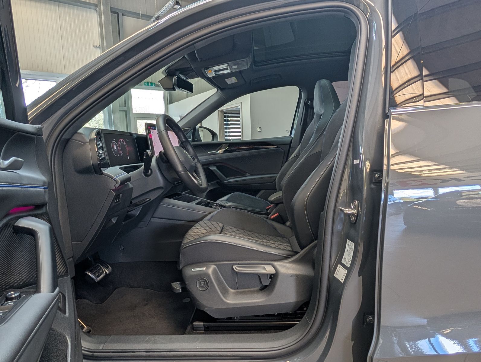 Fahrzeugabbildung Volkswagen Tiguan 2.0TDI R-Line 4M Pano H/K AHK Matrix 20"