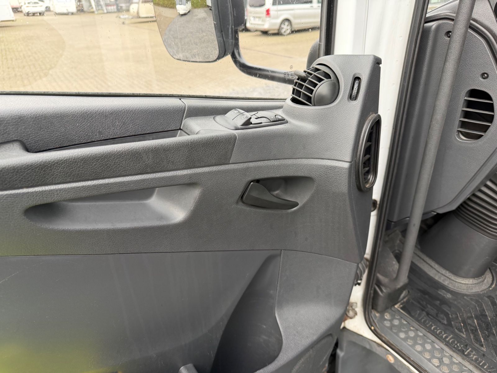 Fahrzeugabbildung Mercedes-Benz Atego 818L Koffer LBW