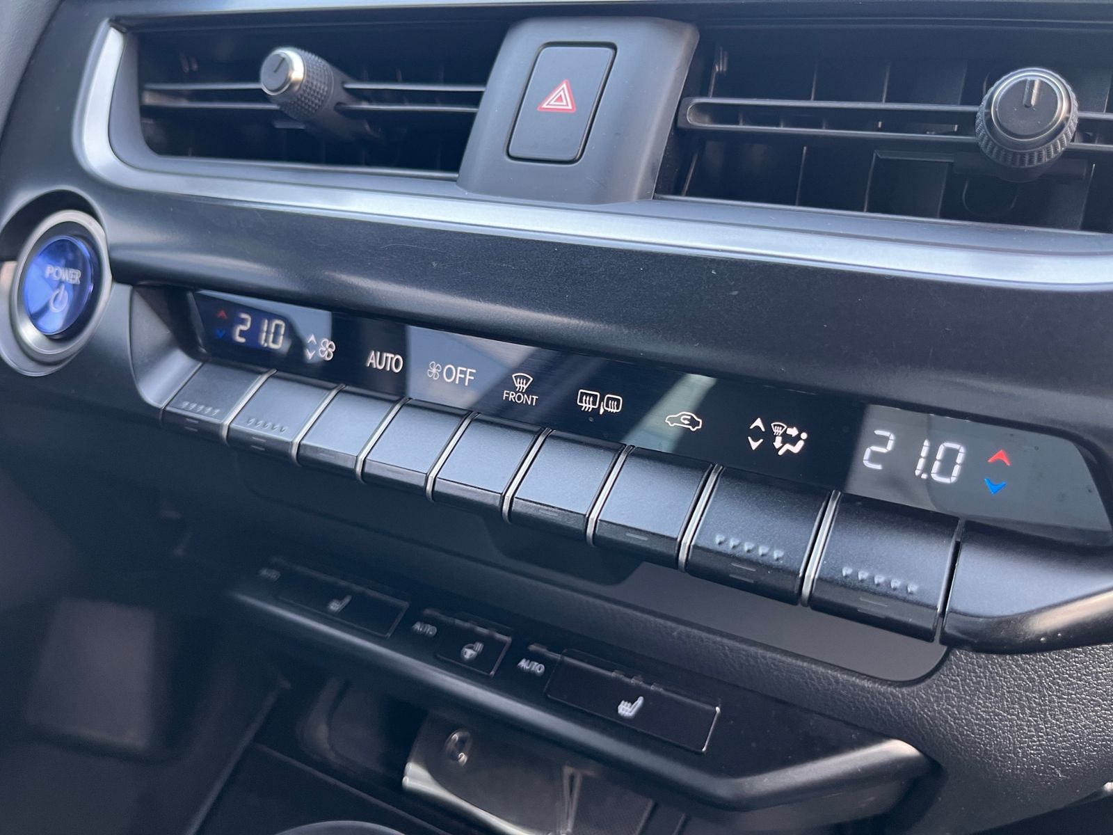 Fahrzeugabbildung Lexus UX 250 h Launch Edition LED NAV SHZ RFK