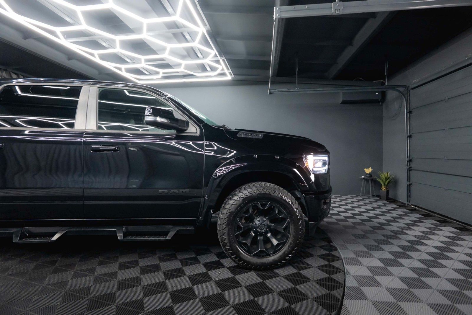 Fahrzeugabbildung Dodge RAM 5.7 V8 HEMI 4x4 OFFROAD Night Unfallfrei LED