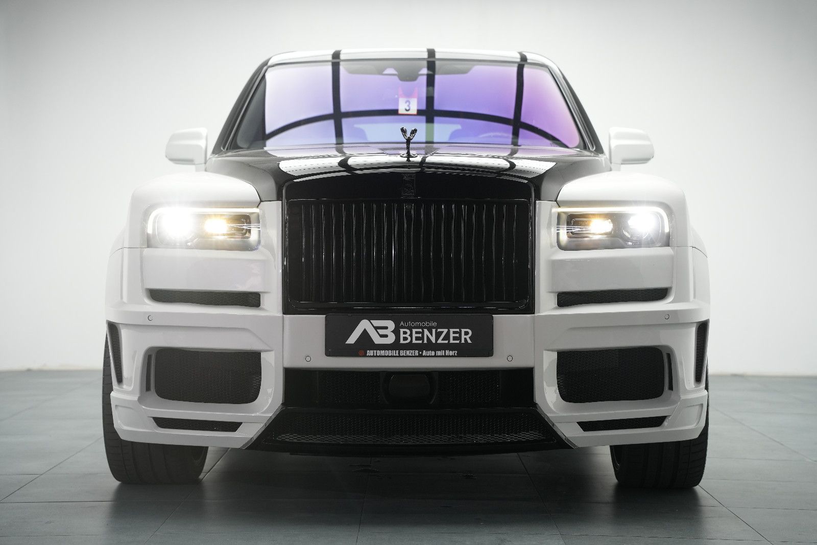 Fahrzeugabbildung Rolls-Royce Cullinan/NOVITEC/WIDEBODY/24''/FOND-TV/STERNEHIM