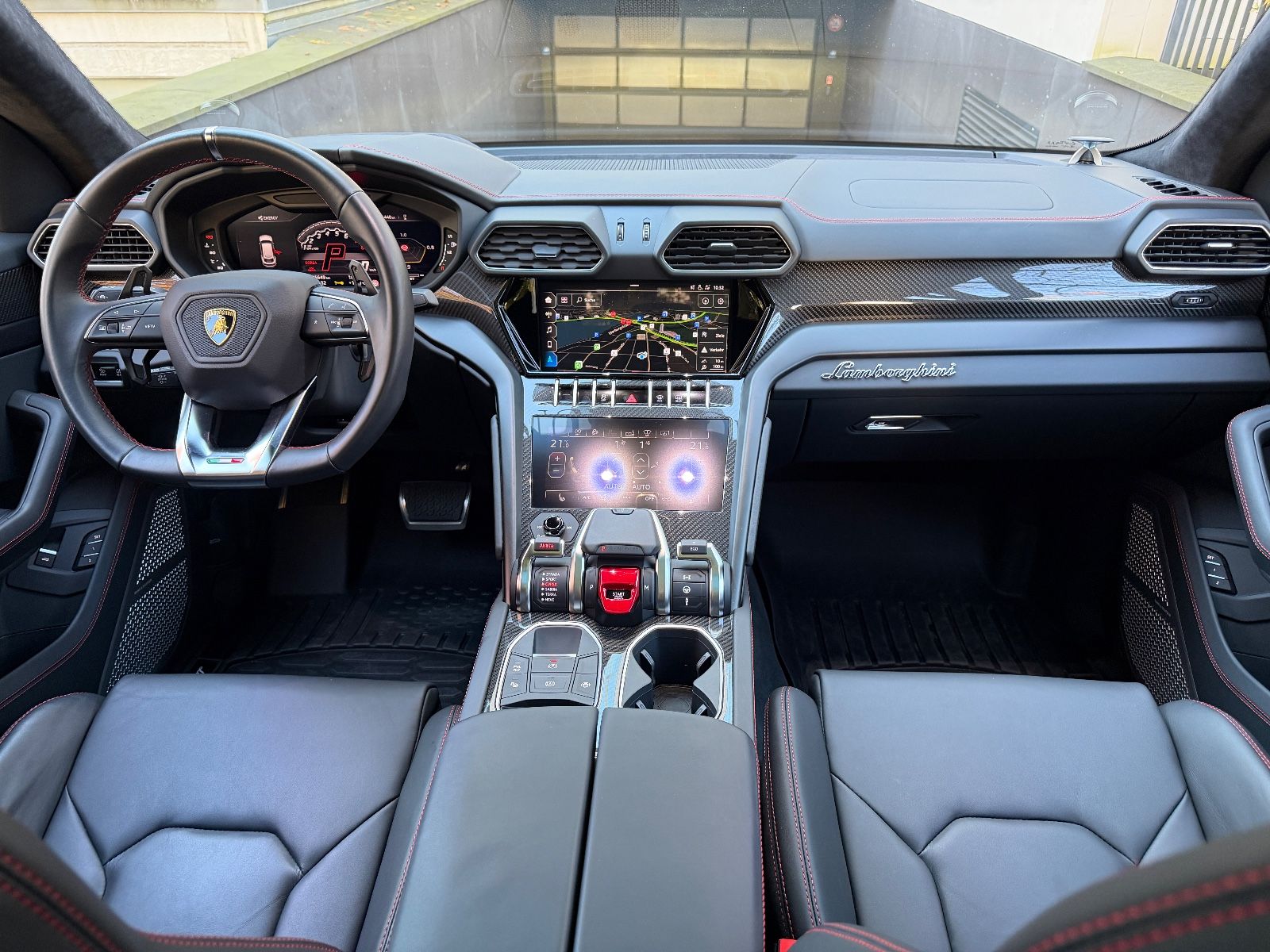 Fahrzeugabbildung Lamborghini Urus 4.0 AKRAPOVIČ*CARBON*PANO*HEADUP*B&O*MEMO*