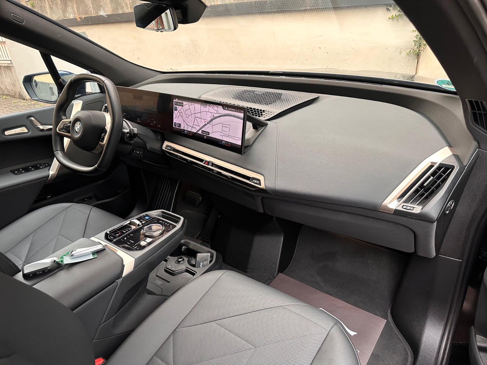 BMW iX xDrive40 M Sport PANO-SKY*AHK*DA-Prof*360°