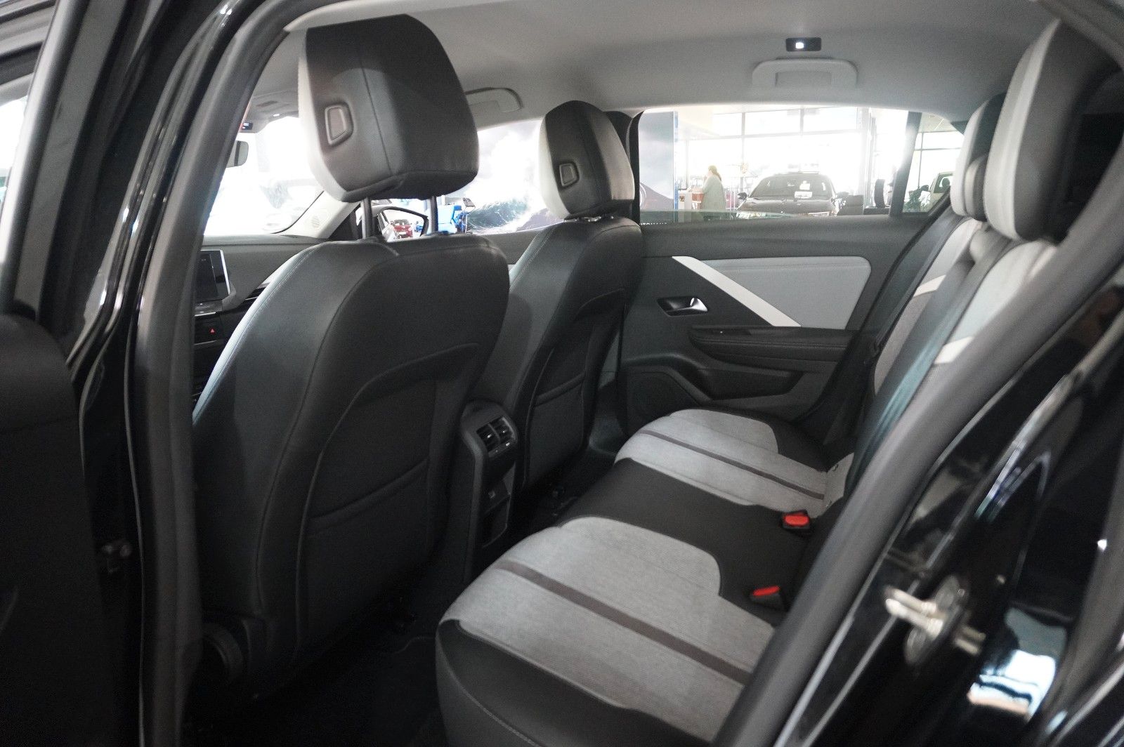Fahrzeugabbildung Opel Astra L Lim. 1.6 HYBRID ELEGANCE NAVI/KAMERA/AHK
